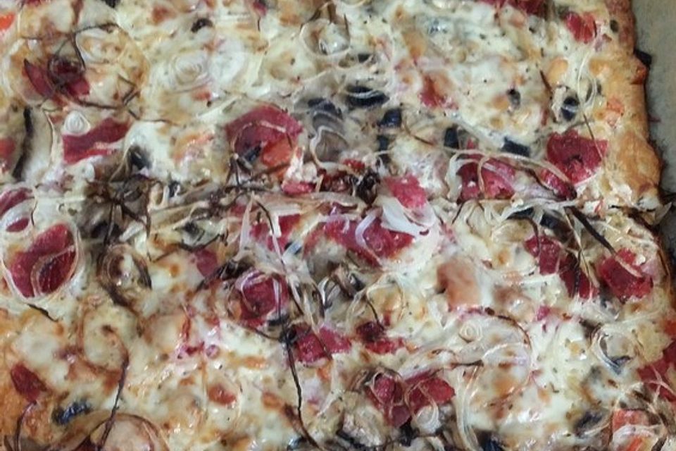 Low Carb Pizza mit Käseboden