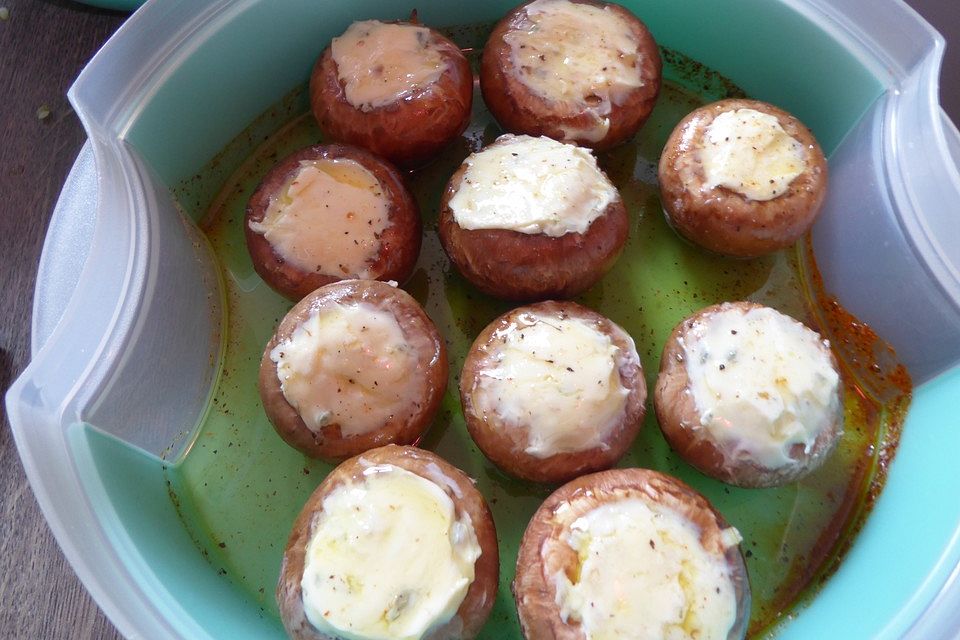 Gefüllte Champignons mit Gorgonzola als Grillbeilage