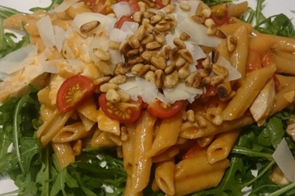 Paprika-Huhn-Pasta mit Rucola und Pinienkerne