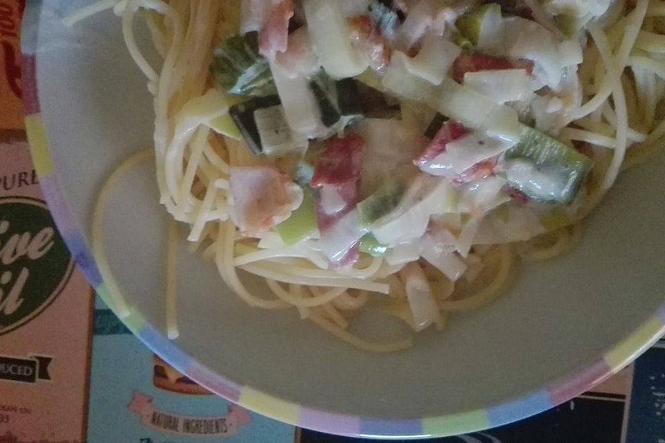 Spaghetti mit Bacon und Lauch in Käse-Sahne-Sauce