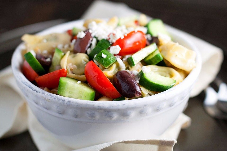 Italienisch-griechischer Tortellini-Salat