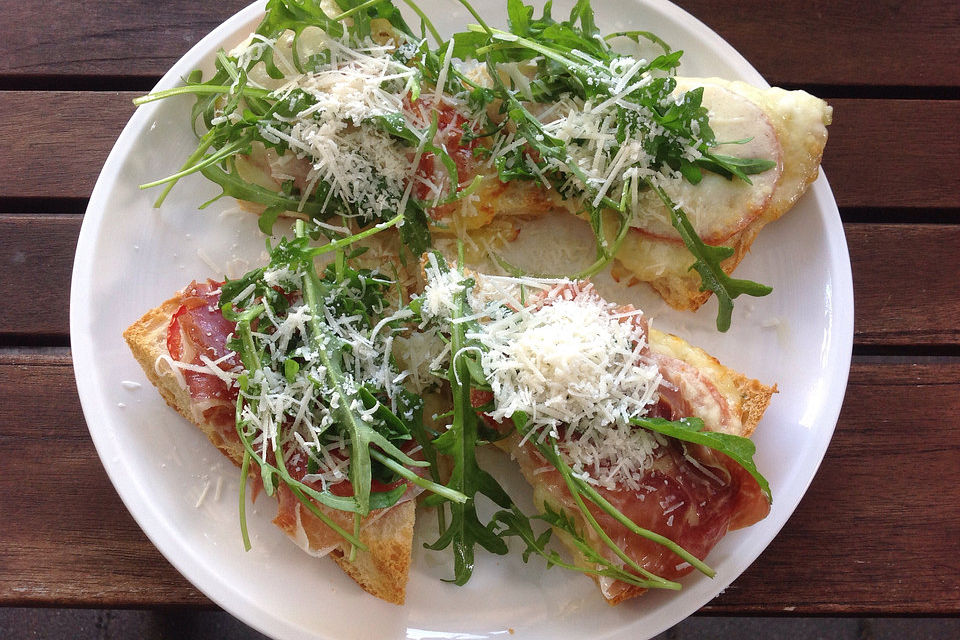 Fladenbrotpizza mit Serranoschinken