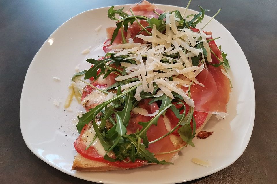 Fladenbrotpizza mit Serranoschinken