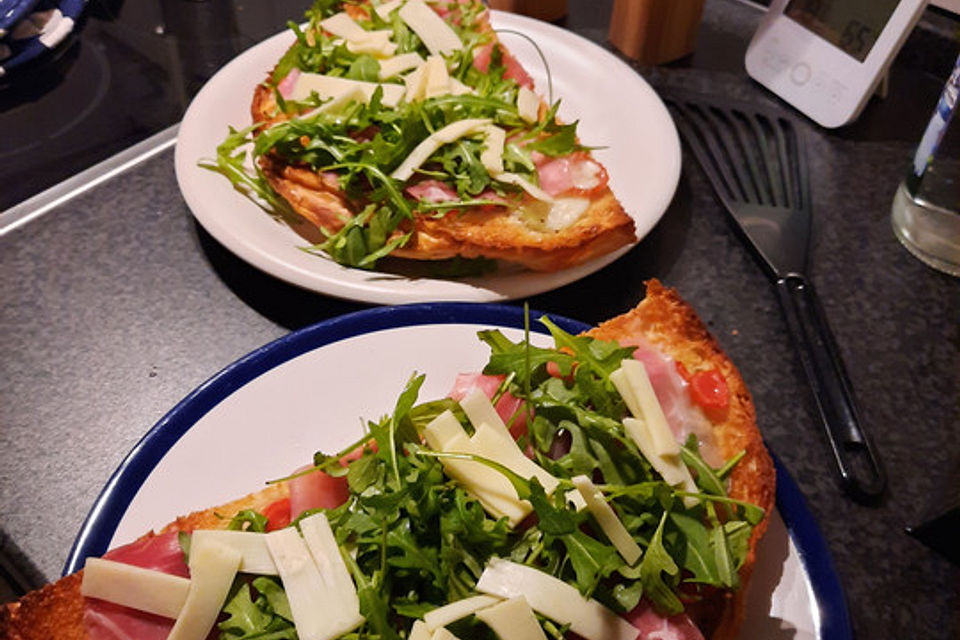 Fladenbrotpizza mit Serranoschinken