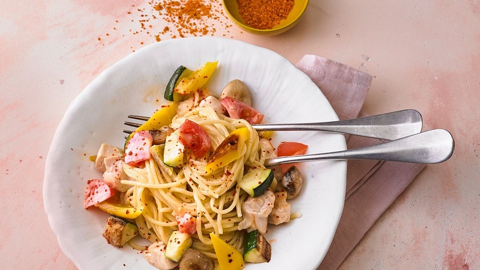 Nudeln-mit-Putenbrust-und-Gem-se-in-Kurkuma-Sahne-Sauce