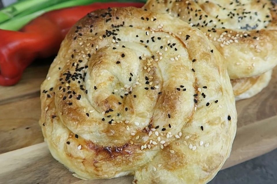 Schnecken Börek mit cremiger Weißkäse Füllung