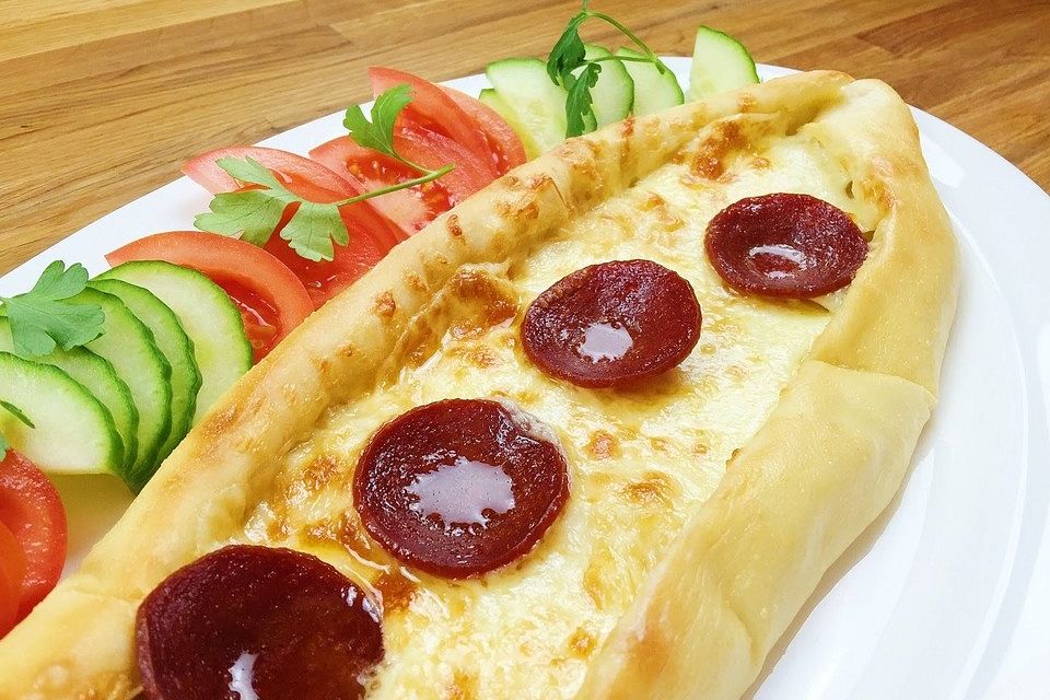 Türkische Pide mit Käse und Sucuk