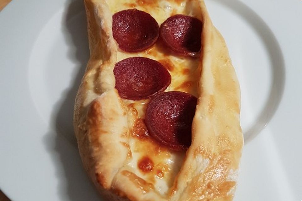 Türkische Pide mit Käse und Sucuk