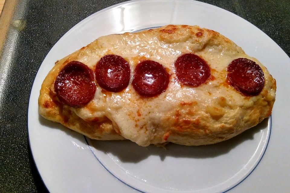 Türkische Pide mit Käse und Sucuk