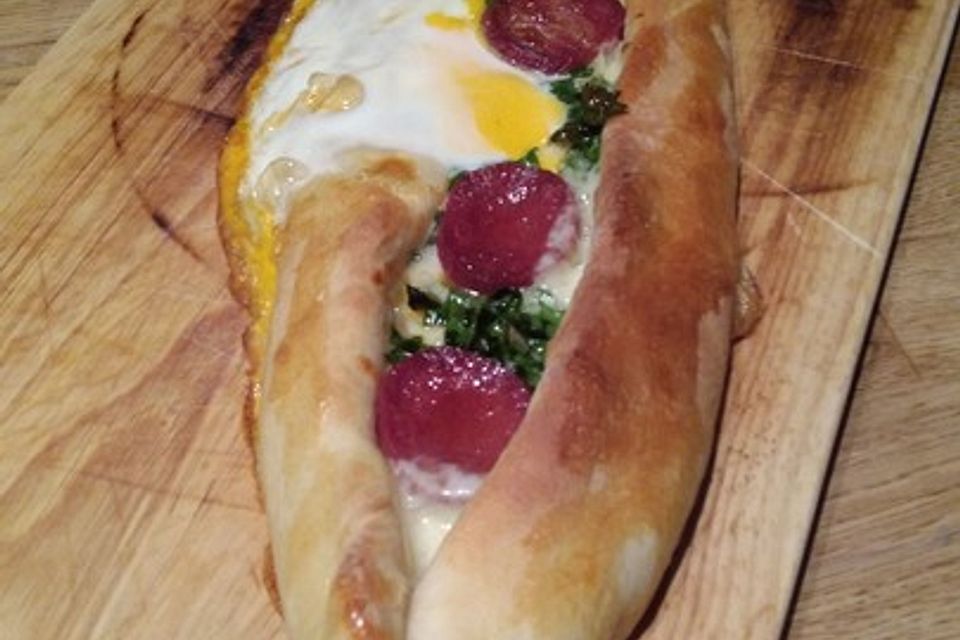 Türkische Pide mit Käse und Sucuk