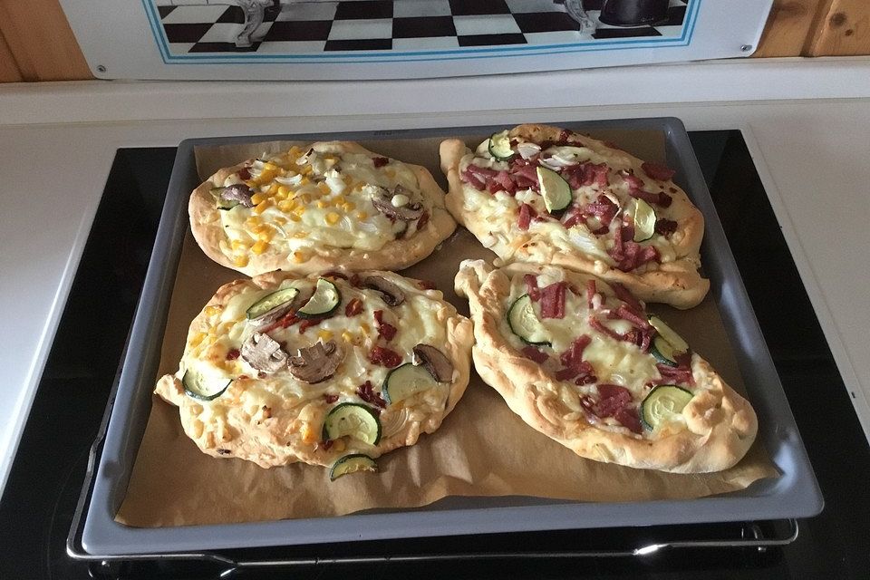 Türkische Pide mit Käse und Sucuk