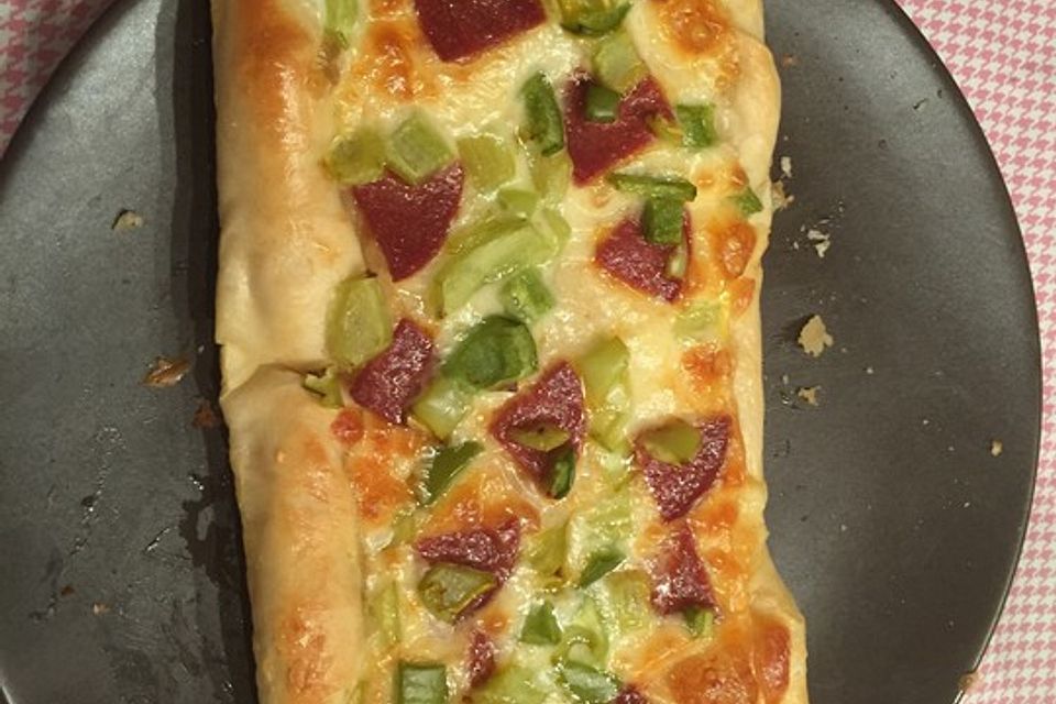 Türkische Pide mit Käse und Sucuk