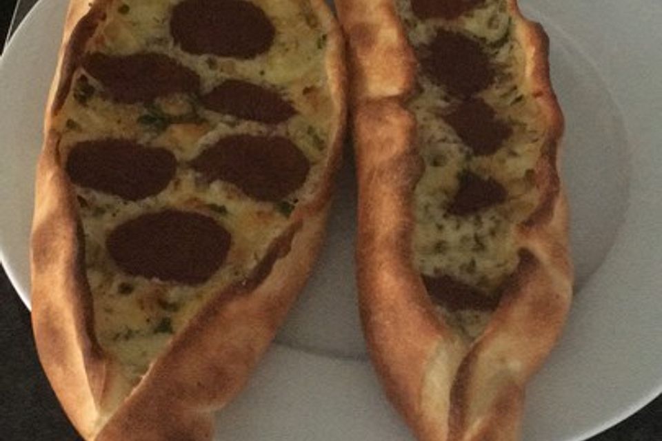 Türkische Pide mit Käse und Sucuk