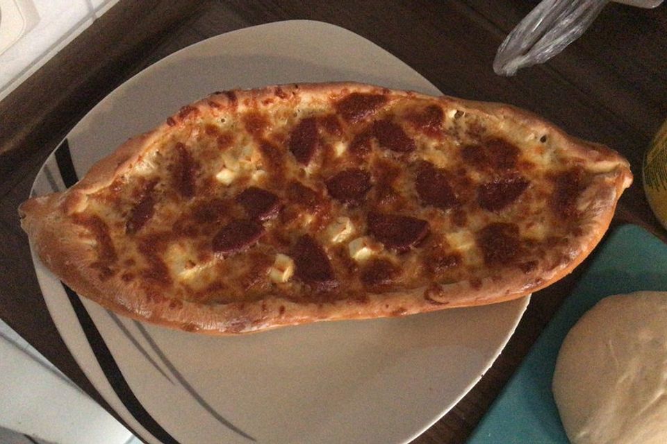 Türkische Pide mit Käse und Sucuk