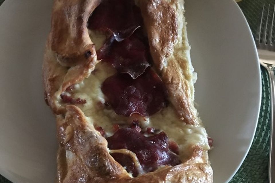 Türkische Pide mit Käse und Sucuk