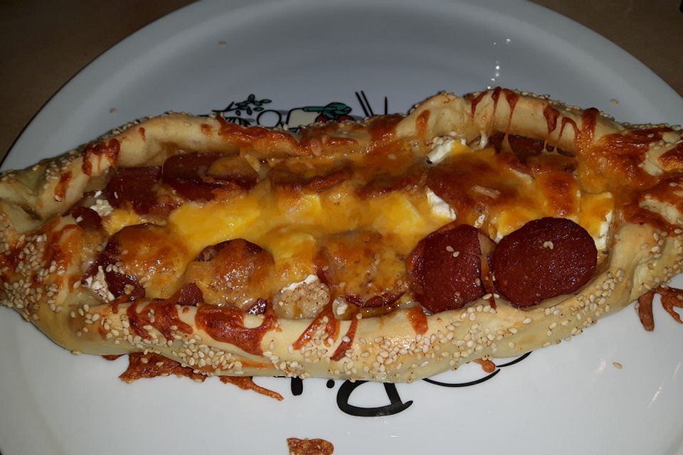 Türkische Pide mit Käse und Sucuk