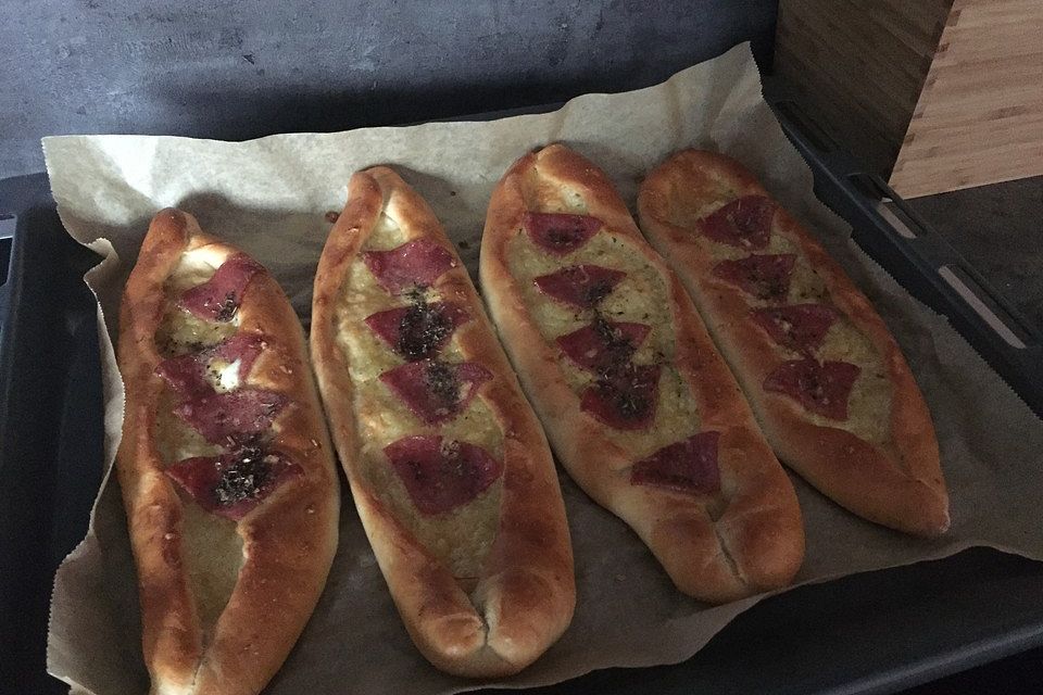 Türkische Pide mit Käse und Sucuk