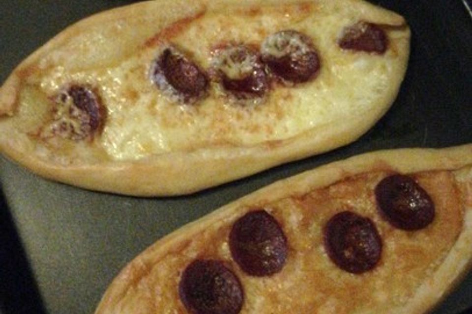 Türkische Pide mit Käse und Sucuk