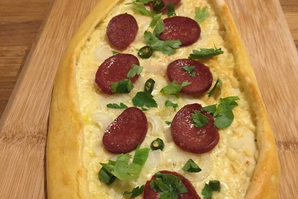 Türkische Pide mit Käse und Sucuk