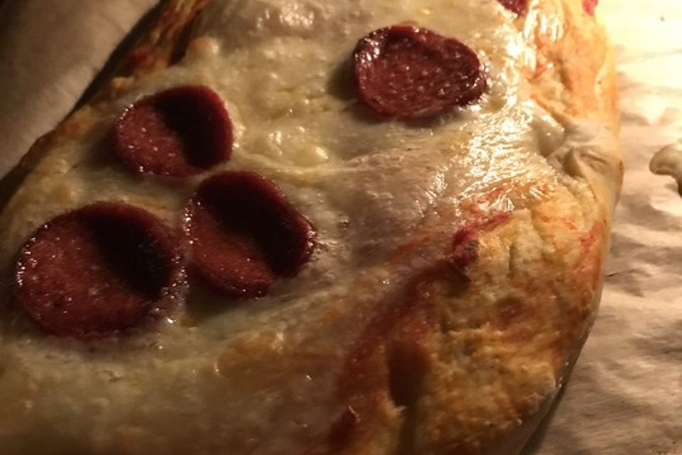 Türkische Pide mit Käse und Sucuk