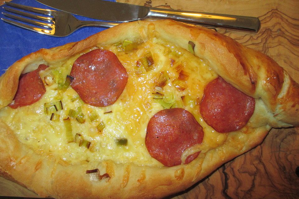 Türkische Pide mit Käse und Sucuk