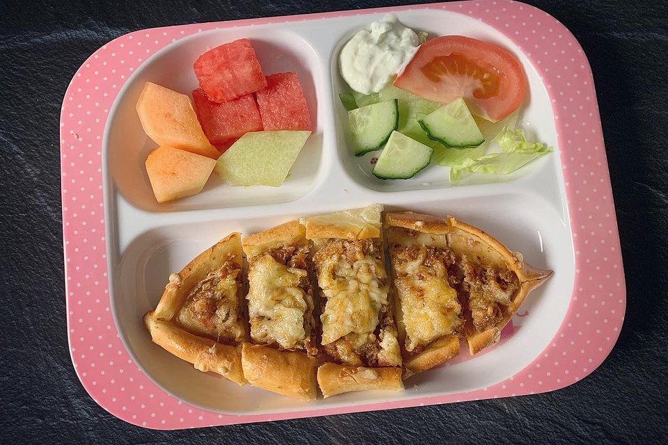 Türkische Pide mit Käse und Sucuk