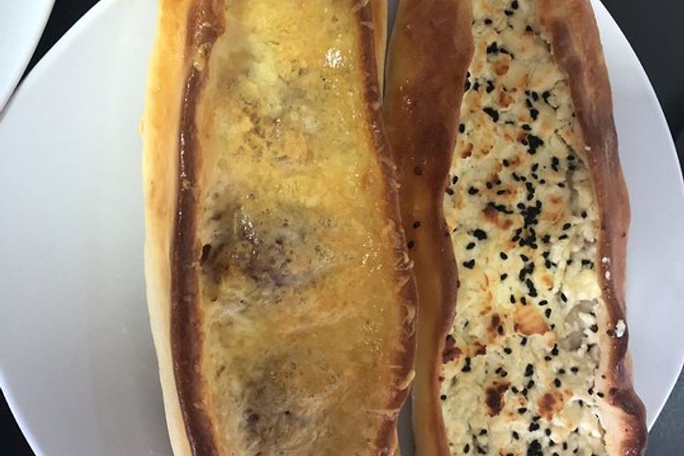 Türkische Pide mit Käse und Sucuk