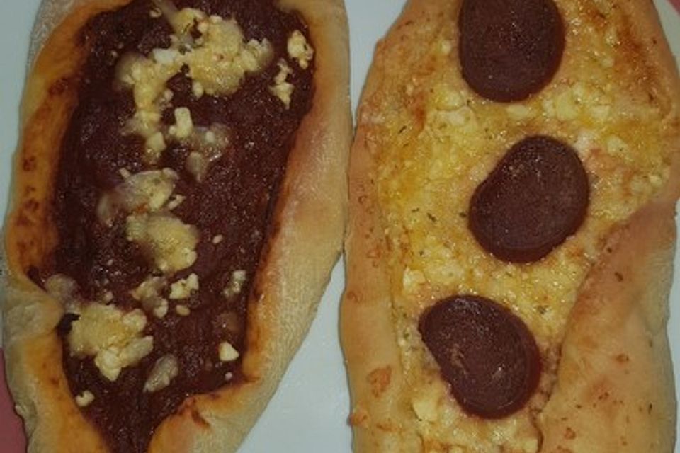 Türkische Pide mit Käse und Sucuk