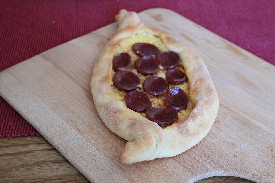 Türkische Pide mit Käse und Sucuk