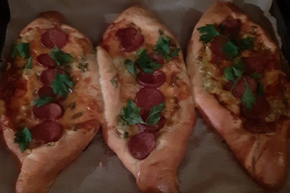 Türkische Pide mit Käse und Sucuk