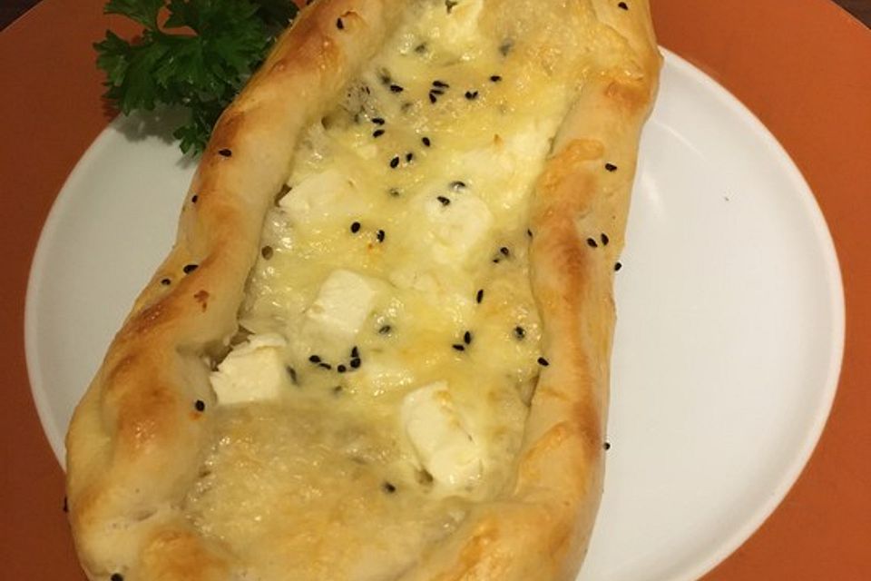 Türkische Pide mit Käse und Sucuk