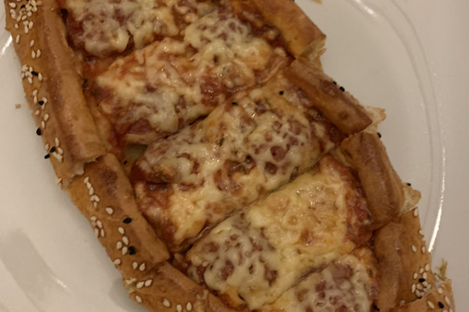 Türkische Pide mit Käse und Sucuk