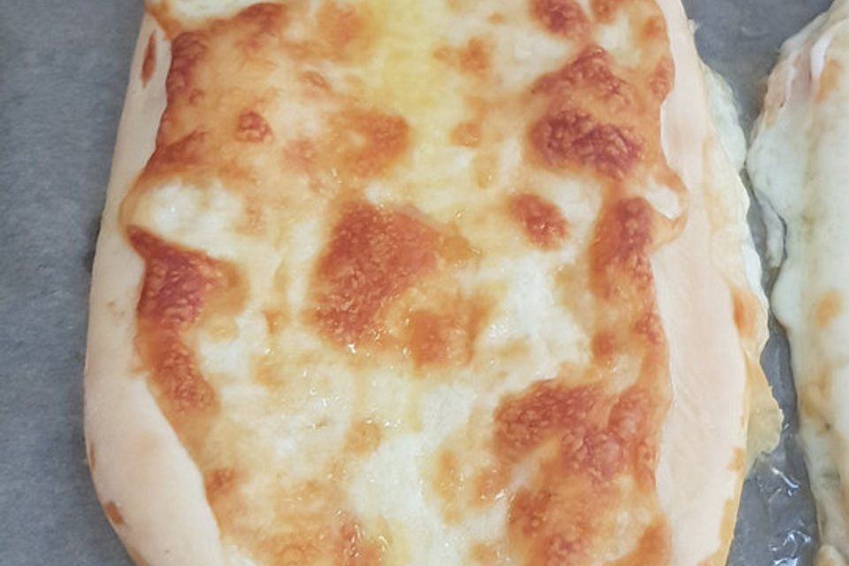 Türkische Pide mit Käse und Sucuk