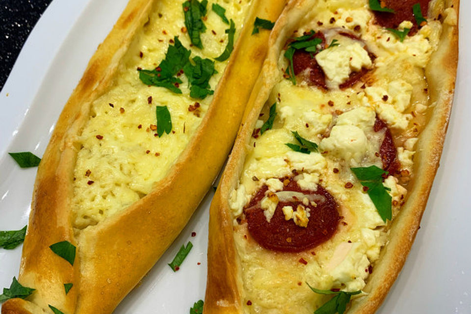 Türkische Pide mit Käse und Sucuk