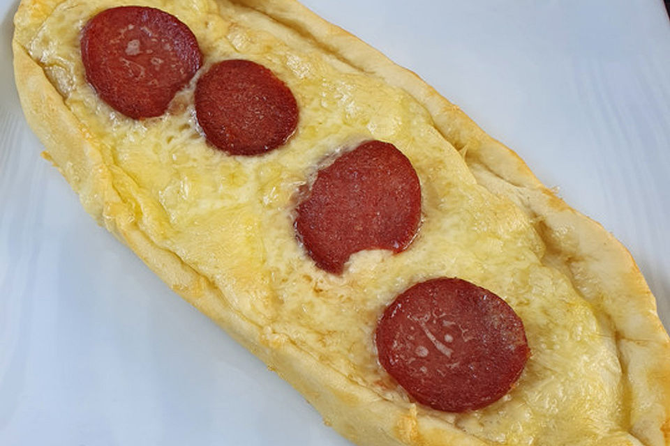 Türkische Pide mit Käse und Sucuk