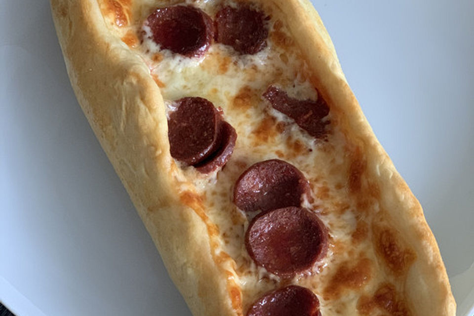 Türkische Pide mit Käse und Sucuk