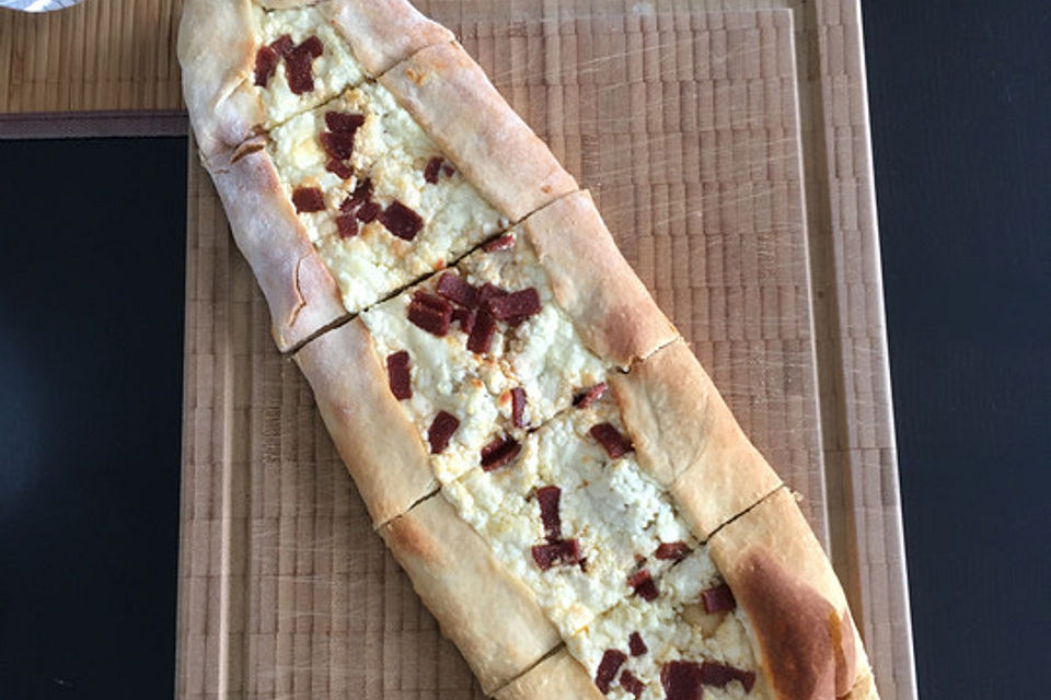 Türkische Pide mit Käse und Sucuk