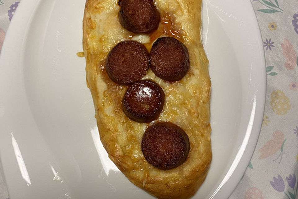 Türkische Pide mit Käse und Sucuk