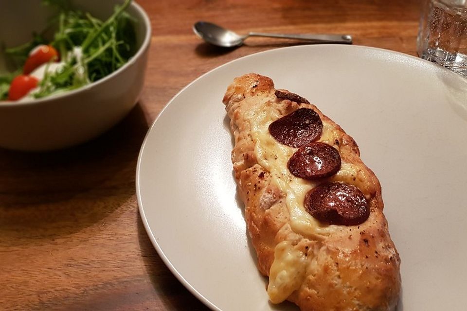 Türkische Pide mit Käse und Sucuk