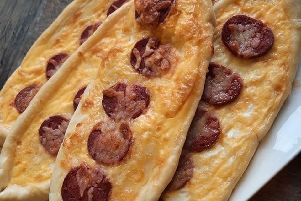 Türkische Pide mit Käse und Sucuk