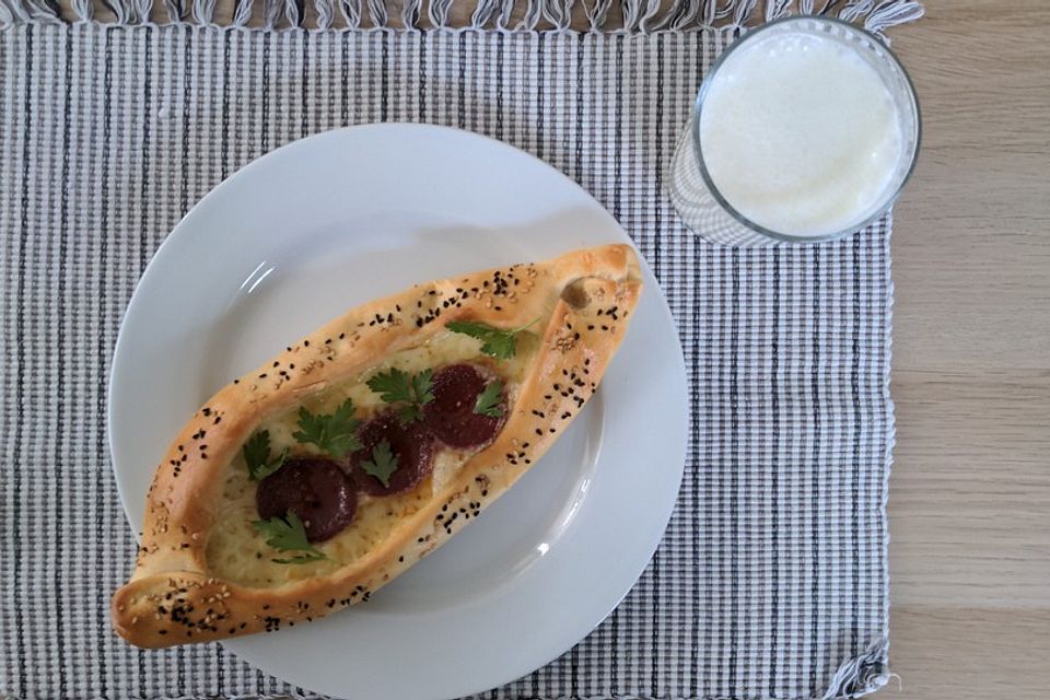 Türkische Pide mit Käse und Sucuk