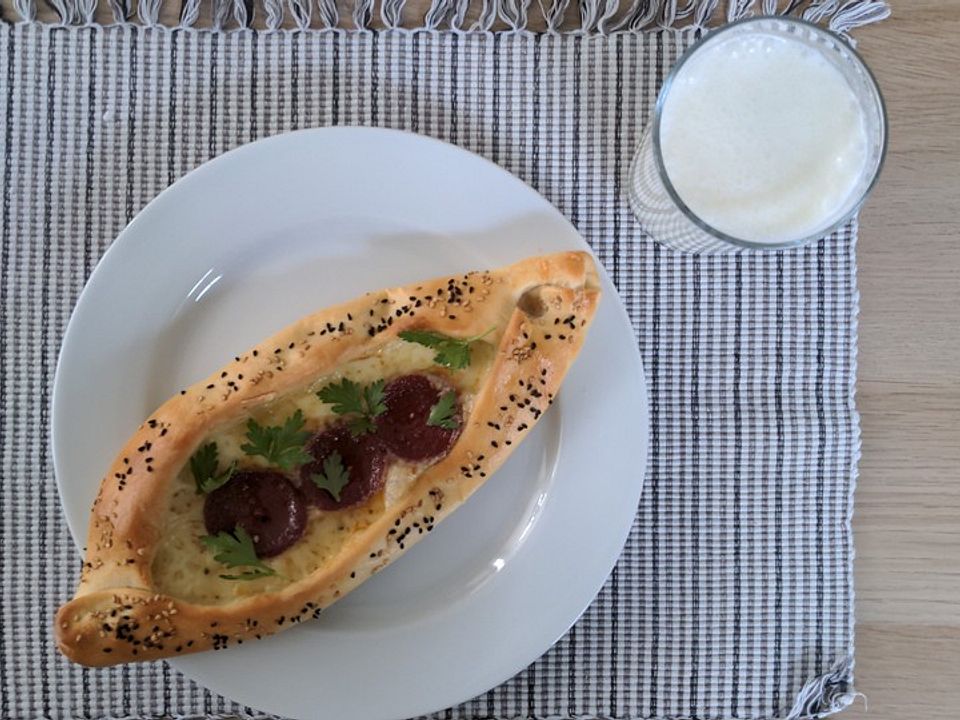 Türkische Pide mit Käse und Sucuk von CookBakery| Chefkoch
