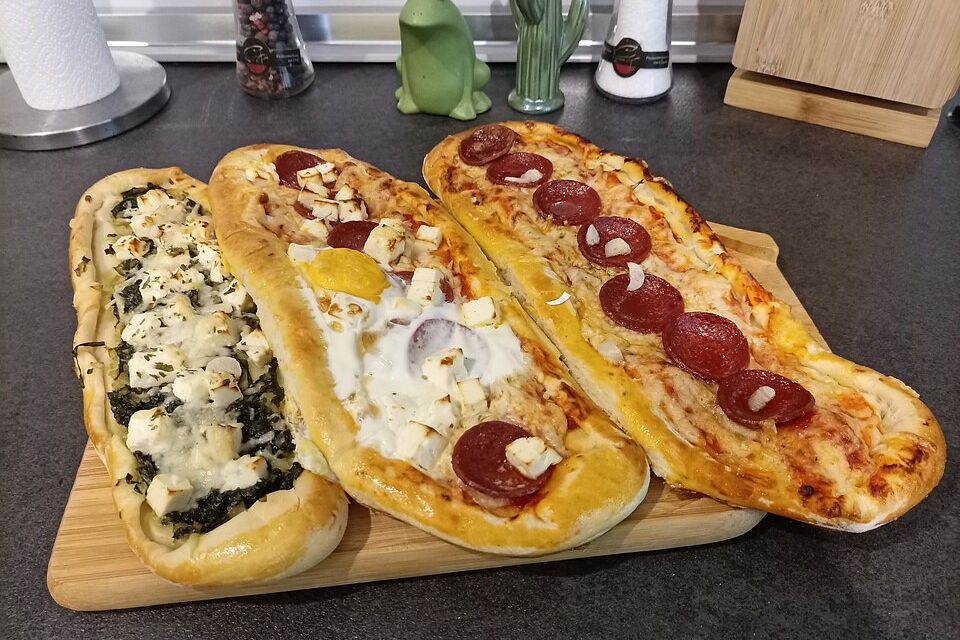 Türkische Pide mit Käse und Sucuk