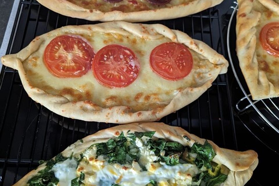 Türkische Pide mit Käse und Sucuk