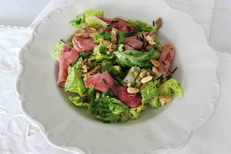 Grüner Salat mit gebratenen Schinkenröllchen, Walnüssen und Pinienkernen