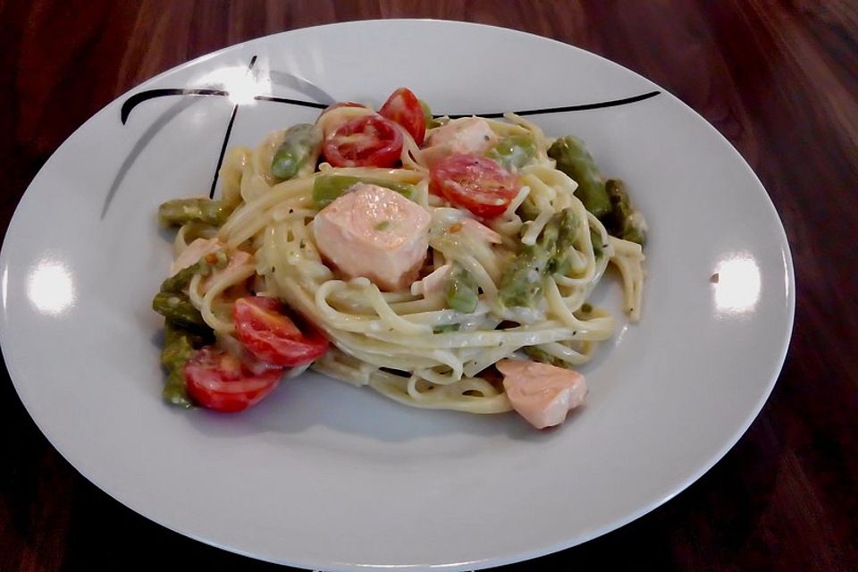 Grüner Spargel-Lachs-Pfanne mit Linguine