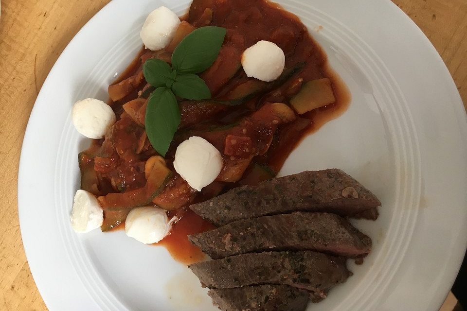 Zucchininudeln in Tomatensoße an Lammfilet