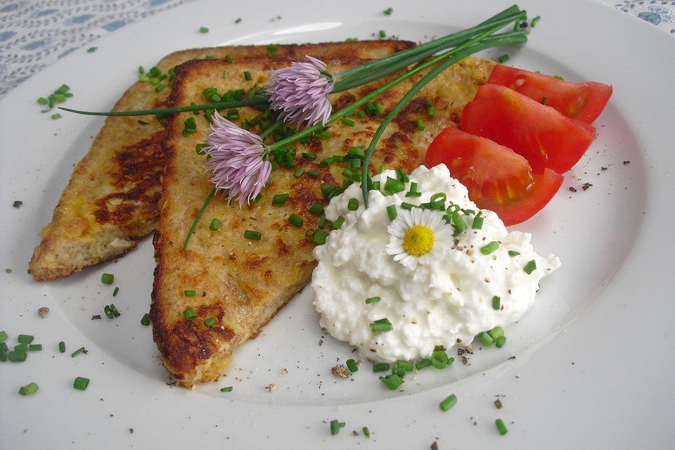 Herzhafte arme Ritter mit Schnittlauch und Hüttenkäse