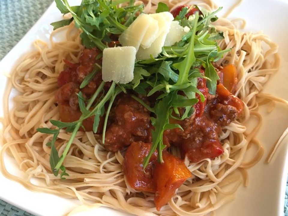 Mediterrane Low-Carb-Nudeln mit Paprika, Rucola und Hackfleisch von ...