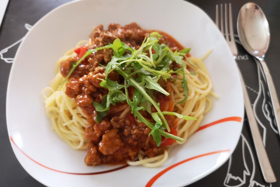 Mediterrane Low-Carb-Nudeln mit Paprika, Rucola und Hackfleisch